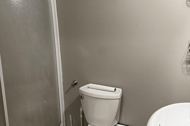 Private Bathroom - Basement suite for female in a shared house at Tenth Line W, Mississauga! Utilities included!