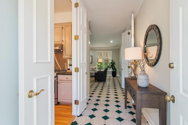 Entry Way - 3 Bedroom, 2 Bath House / 7 Minutes from West Campus