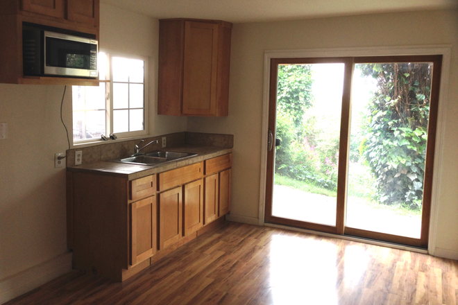 Kitchenette - One Bedroom View Unit very private & Quiet