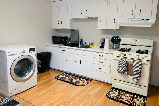 kitchen - Great 2 Bedroom Apt /in the heart of the Polish Triangle