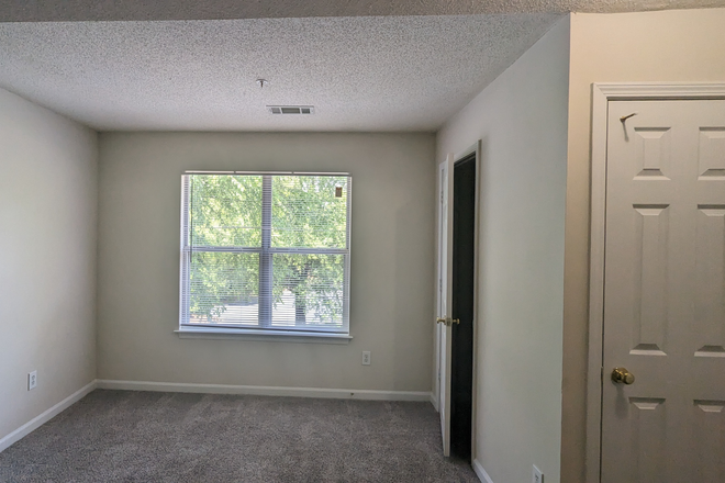 Bedroom with walk in closet - Azalea Springs near Marietta Campus Apartments