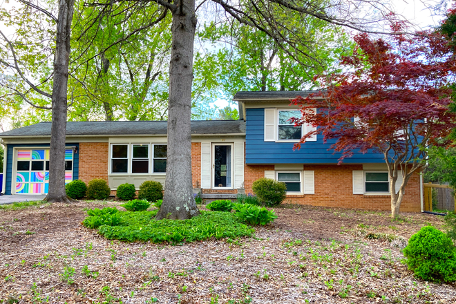 Front view - SPRING 2027: 4 bedroom furnished family home, walkable to campus