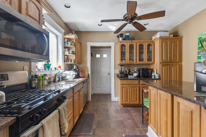 kitchen (1) - 4bed/2bath 0.5 miles to Tufts, in unit laundry, Davis Square red line, parking Apartments