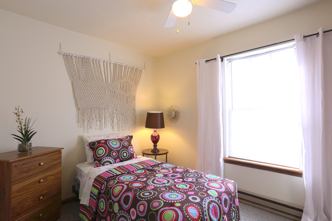 Bedroom - Close to Campus Spacious Apartment