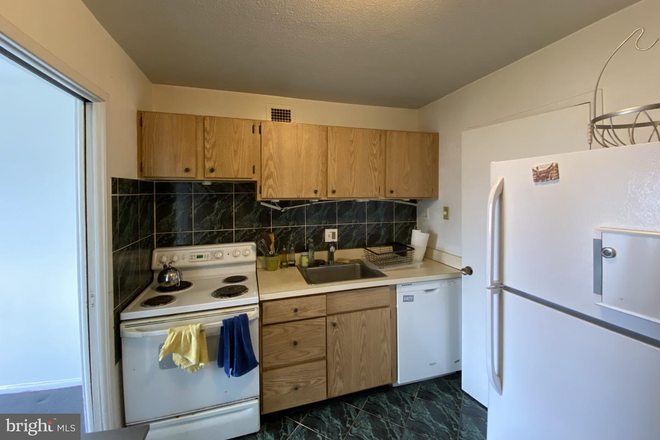 kitchen - University One Condominiums