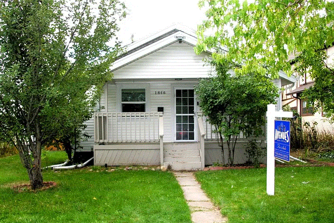 Front yard - Student Rental Close Proximity to DU House