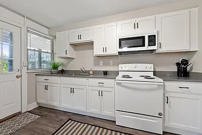 kitchen - Flats on Ford Apartments