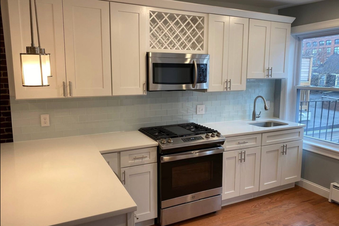 Call NOW for showings! 617-236-8550 - CHELSEA ST - *NO FEE* 2BR/1BA IN MAVERICK SQ NEAR MBTA FOR *12/1/2025* W/ IN UNIT LNDRY, EQUAL BDRMS