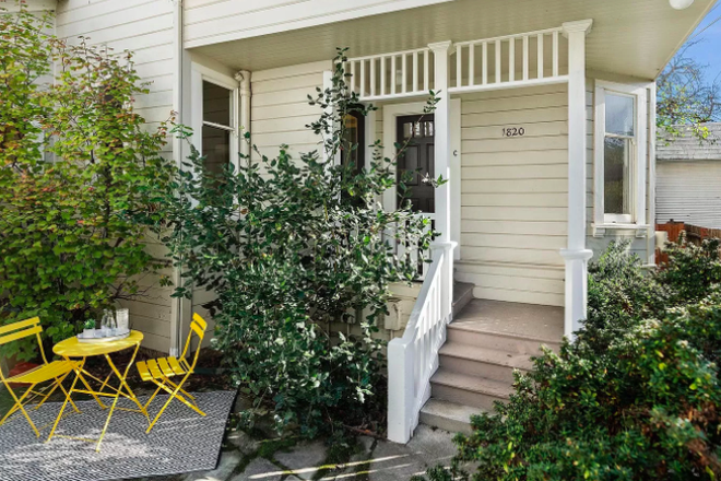 Entryway - Sunny, charming, secluded 1-bedroom apt., easy walk to campus, BART, downtown