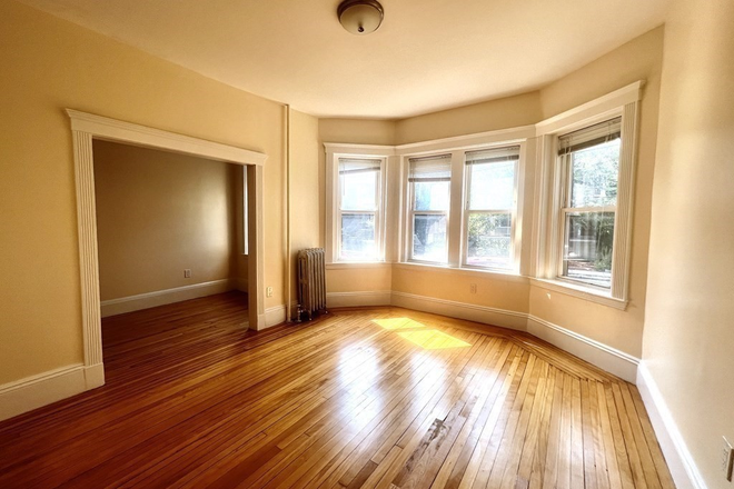living room - LOCATION!! Spacious 3 Bed / 1 Bath w/ LAUNDRY IN UNIT!! Avail. 9/1/26!! Apartments