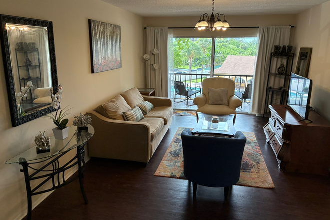 Living Room - Comfortable Suite in Spacious 2-Bedroom Apartment, right across FAU (whole unit available)