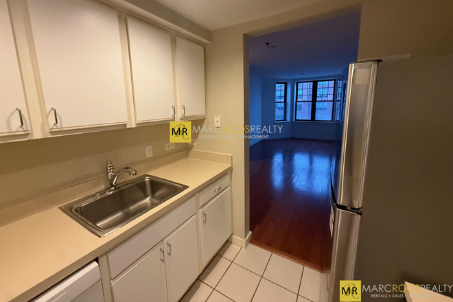 Call NOW for showings! 617-236-8550 - COMM AVE - FANTASTIC KENMORE 2 BED 2 BATH W/ LAUNDRY IN THE BUILDING! *AVAIL NOW!* Apartments