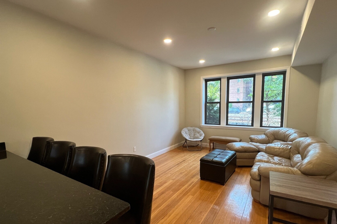 X - 2021 Commonwealth Ave 2027 Apartments