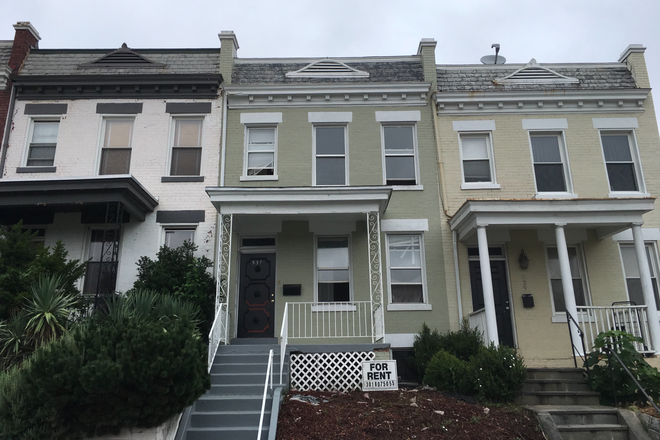 Front of House - Recently Renovated Student Housing [MOVE IN TODAY] Right Across the Street from Campus House