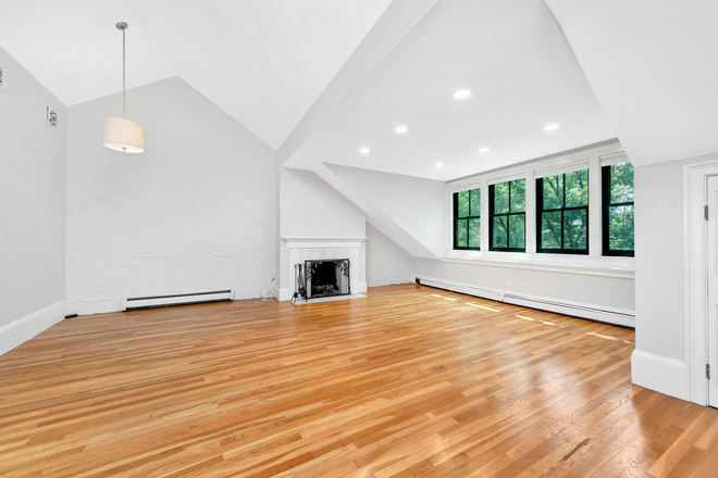 Call NOW for showings! 617-236-8600 - EAST SPRINGFIELD ST - LUXE PENTHOUSE 3BR/1.5BA AVAIL *9/1/2025* W/ IN UNIT LNDRY, H&HW INC, PRKNG!