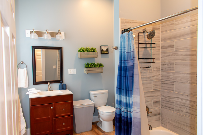 Hallway Bathroom - Fully Furnished 1200 Sqft 2 beds/2baths 5 min drive from Purdue Duplex