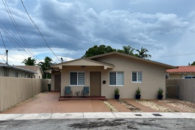 front view - Modern 3/2 duplex and back yard Duplex