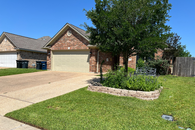 outside front - ***Great four bedroom home! Clean and comfortable! 3 rooms available - bring your friends!***