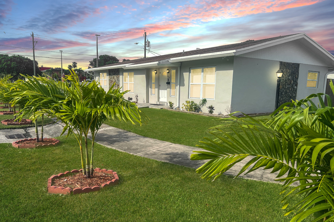 Front of home - 4 Bedroom Pool House Near Campus! 🏊 Accepting Requests for School Year Starting on August 2025