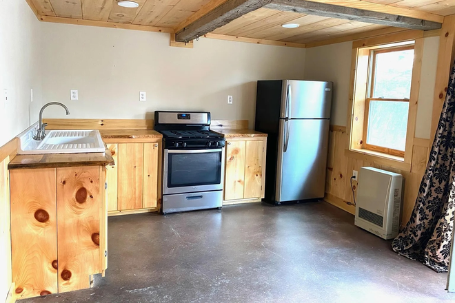 Kitchen - 1 Bedroom Apartment Available Janaury 1