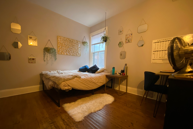 2nd Floor Bedroom - 2 Bedrooms for Students in Annex Neighbourhood, Walkable Distance from St. George Campus Townhome