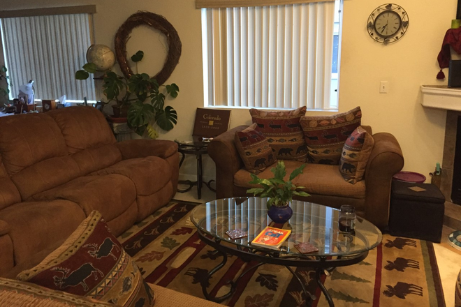 living room - Furnished room in upscale home available now!