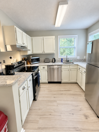 Kitchen - 4bed 4bath apartment walking to NCSU Campus