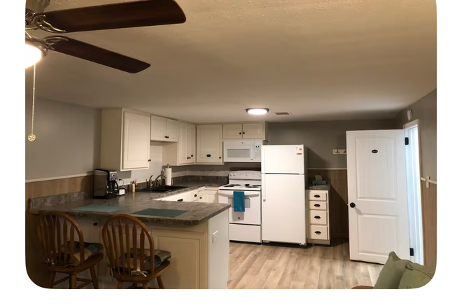 Full, eat-in kitchen with all appliances - Shaker Heights Apartment