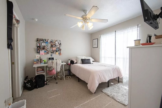 Bedroom to rent (unfurnished) - 4th Male Roommate Needed for 4/3 House