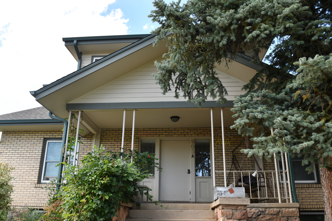 Front of house - One bedroom sublet available in updated adorable bungalow just off the hill. Apartments