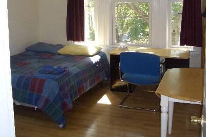 bedroom - 223 Charles St Furnished Harvard/MIT/MGH/Longw post-doc MEN+WOMEN house.