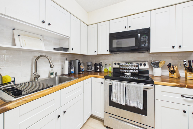 Kitchen - Renovated 3BR Duplex Near USF | In-Unit Laundry & Parking Duplex