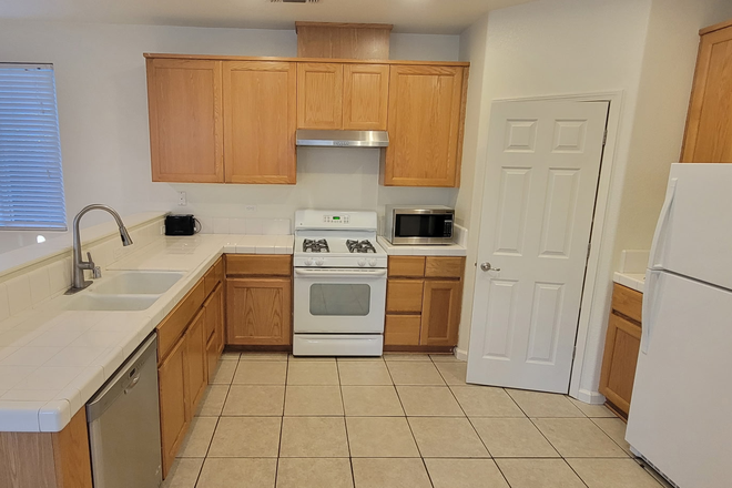 Kitchen - 4 Bedroom 3 Bath Single Family house with 2 car garage at Bellevue Ranch