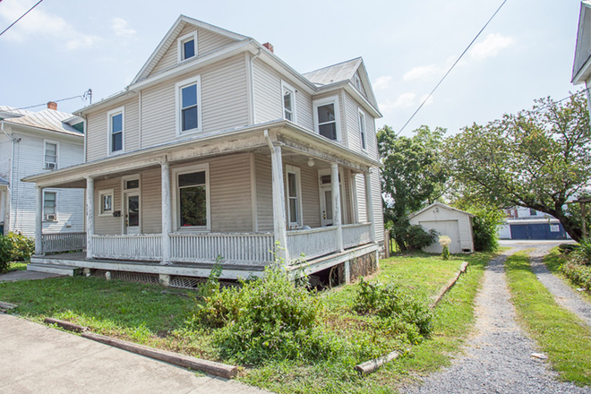 exterior - 4 Bedroom - Blocks from Court Square House