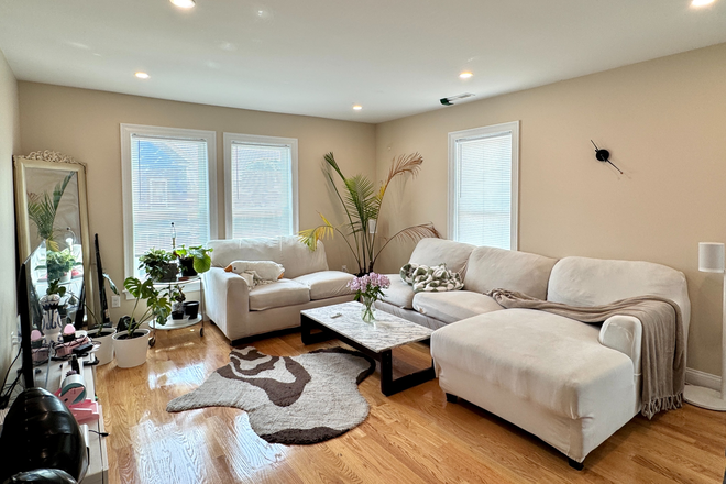 1 - NO FEE! Renovated bright and spacious 4 bed/3 bath with Central AC! Townhome
