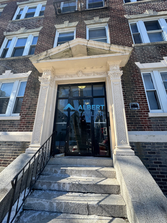 Exterior - 4 Bed 1 Bath off of Brighton Ave!!