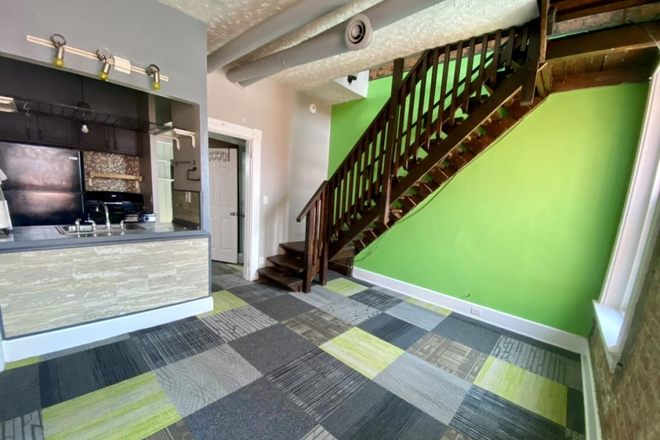 living/dining space - Cute, Artsy 2 bedroom next to campus! Across from Plaza, above Ninja grill! Duplex