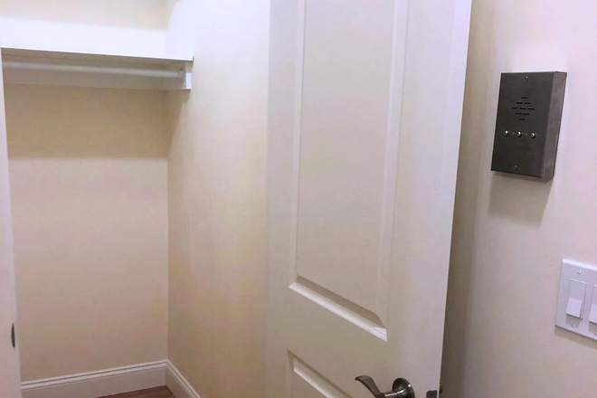 Entry + Closet - Studio apt close to Berklee and Northeastern