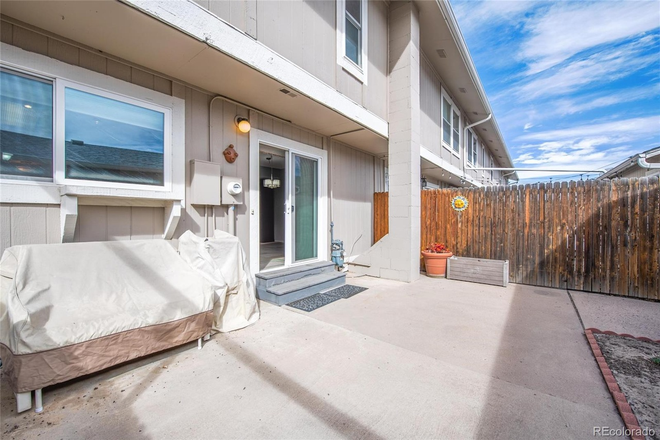 Backyard - Spacious Townhouse 6 Miles from Anschutz Medical Campus (all amenities)