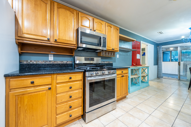 Kitchen - Rooms available for students in a nice 6 bed/2 bath house