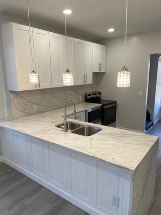 Kitchen2 - Completely Remodeled 5 Bed/2.5 Bath Luxury Unit Duplex