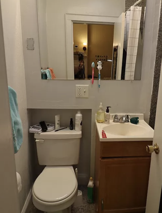 a - Studio right by Newbury Street Apartments