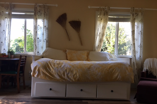 Studio bed - Cozy, fully furnished studio, 8 min. on foot to UCR Science Library, $900, all utilities included House