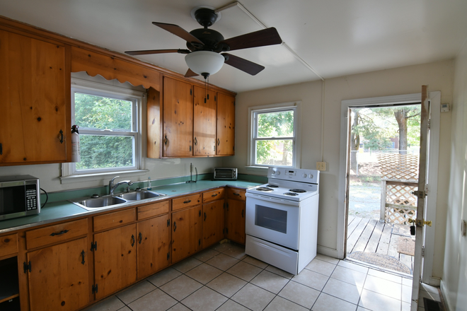 Kitchen - 2027-2028 School Year / 6 BR, 3 Bath house within walking distance of UVA