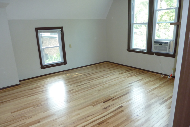 Livingroom - Nicely updated 2 bedroom upper unit in triplex: Available now!
