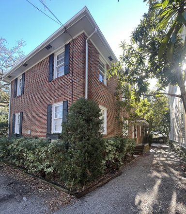 Outside Entrance on side - walking distance from MUSC and Low Battery for sunsets in the historic downtown district House
