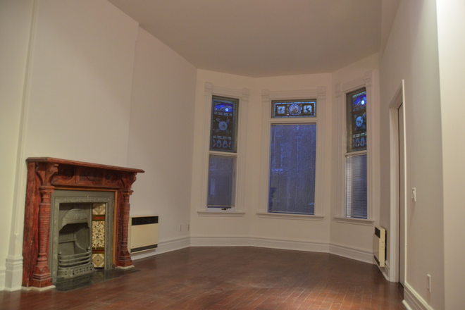 Living room - Spacious 2 Bedroom inside Victorian high ceiling house at St. George + College