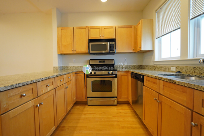 2 - July-September, Spacious  2 bed/2.5 bath,  Pet Friendly, Parking, No Fee Apartments