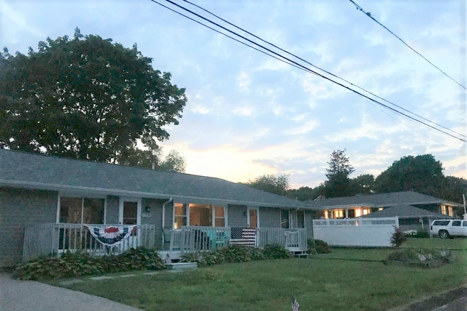 Front of house - Available for a group of 4! 4 Bedroom in Bonnet Shores! House