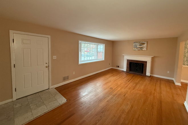 Living Room - 7804 temple St (whole house for rent)